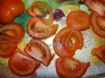 Порезать вымытые помидоры