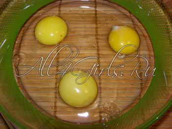 Яйца разбиваем в форму для приготовления в микроволновой печи