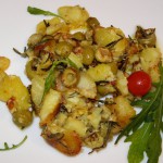 Фоторецепт: Жареный картофель с оливками и розмарином