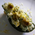 Фоторецепт: Авокадо, фаршированный грушей и оливками