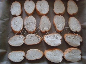 Ломтики хлеба уложить на противень