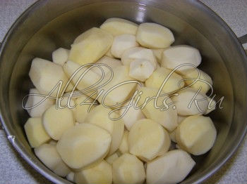 Помыть картофель и варить в подсоленной воде