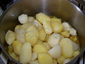 Подготавливаем кастрюлю с картофелем