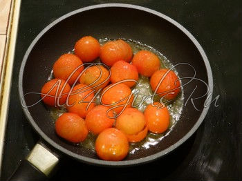 Жарить помидоры пока не лопнет кожура