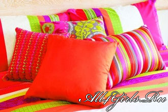 Несколько цветных подушек изменят вид спальни