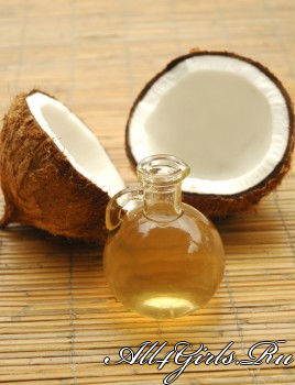 Масло кокоса подходит при уходе за жирным типом кожи 