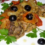 Фоторецепт: Курица, запеченная с пряностями, помидорами и маслинами