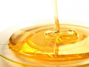 Успокаивающими ингредиентами косметического средства выступают сливки и мед