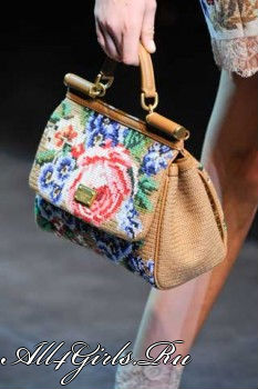 Смело выбирайте симпатичные модели сумок, щедро усыпанные цветами