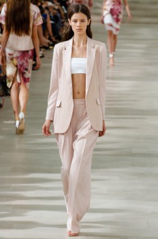 Женственные модели брюк с удобной посадкой на талии