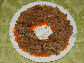 мясо выложить поверх моркови