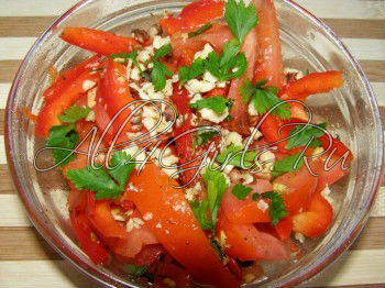 Салат посыпать мелко нарезанными грецкими орехами и листиками петрушки