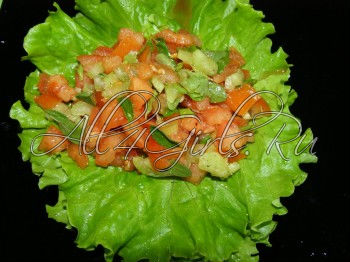 Выкладываем на тарелку на листья салата