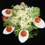 Салат с руколой, помидорами и яйцами