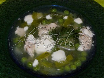 Подавать «зеленый» суп со сметаной