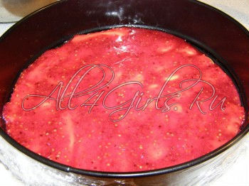 На печенье выкладываем пюре из красной смородины