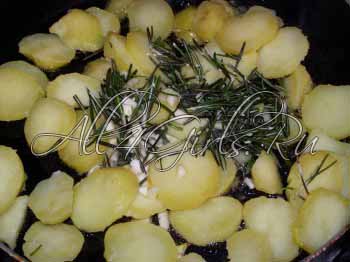 Чеснок и листики розмарина прибавляем к картофелю